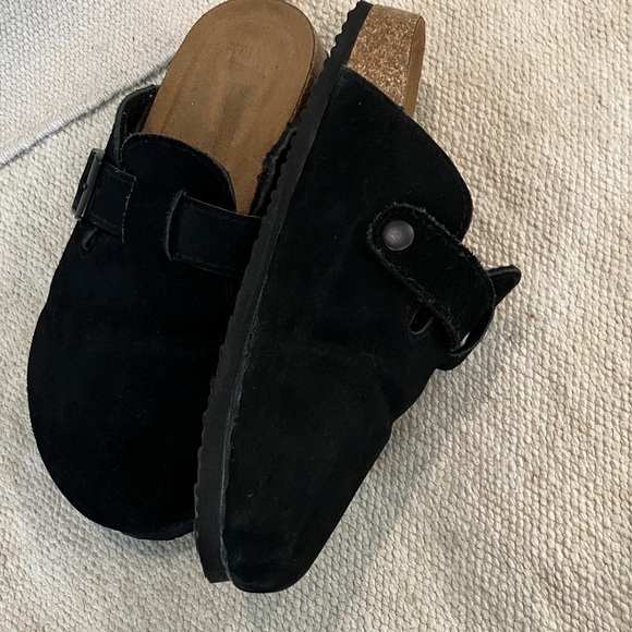 Time and Tru memory foam size 7 women’s slip on shoe Black Suede Sandals - Picture 13 of 13